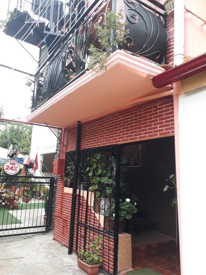 Guest House Nino Batumi Exterior photo