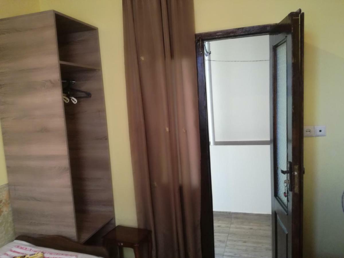 Guest House Nino Batumi Exterior photo